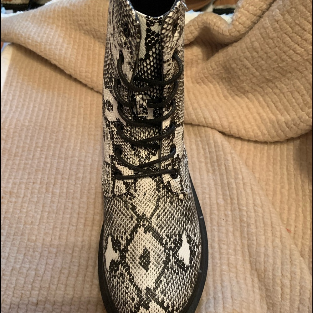 Ankle boots snake print It’s up front